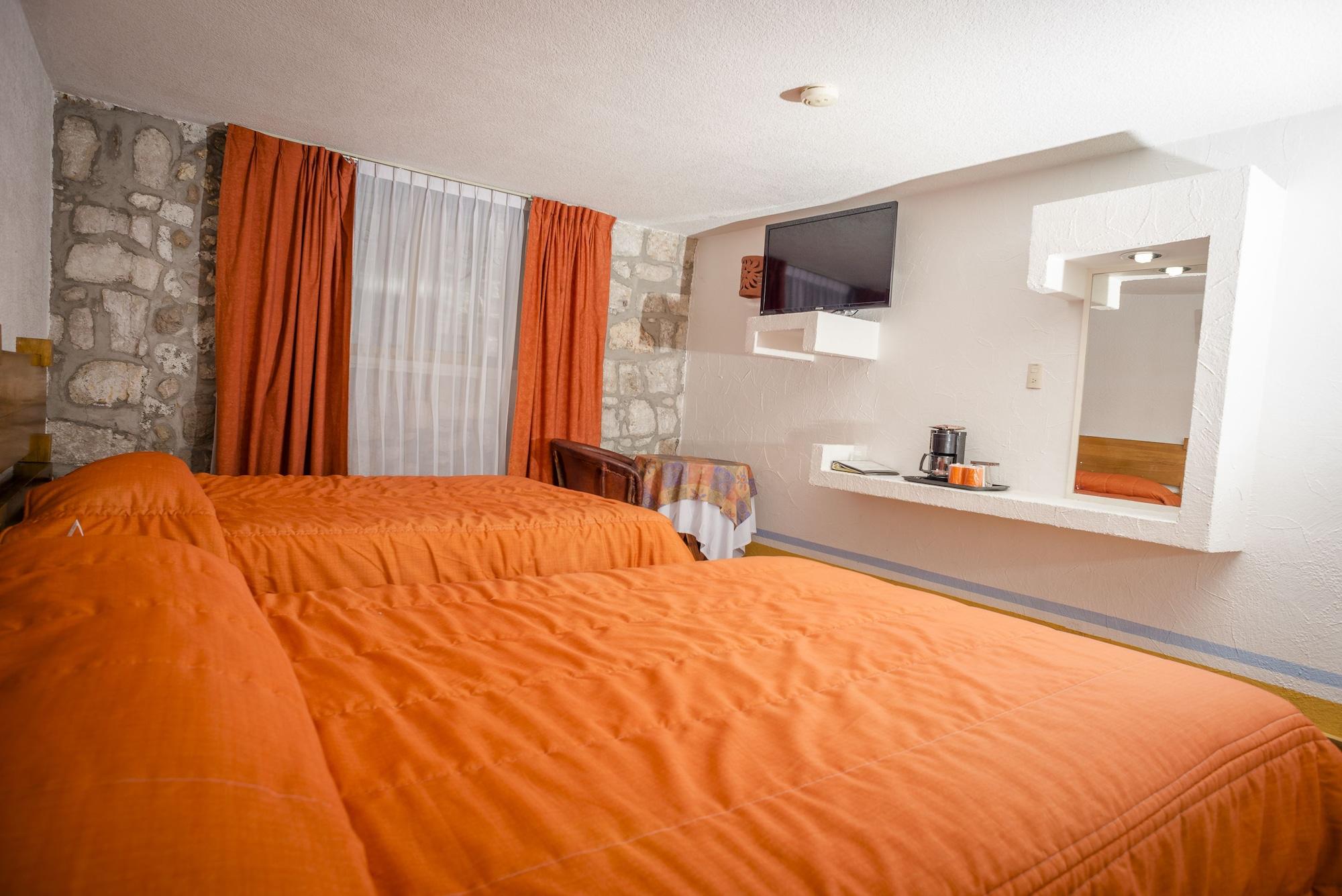 Howard Johnson By Wyndham Morelia Calle Real Ngoại thất bức ảnh