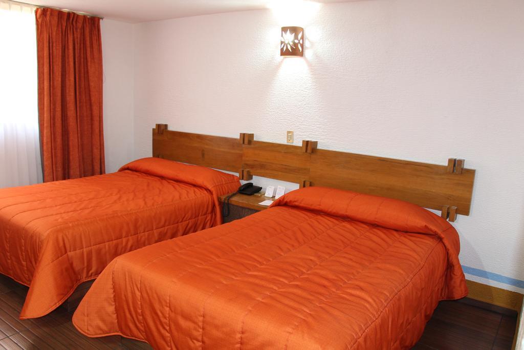 Howard Johnson By Wyndham Morelia Calle Real Ngoại thất bức ảnh