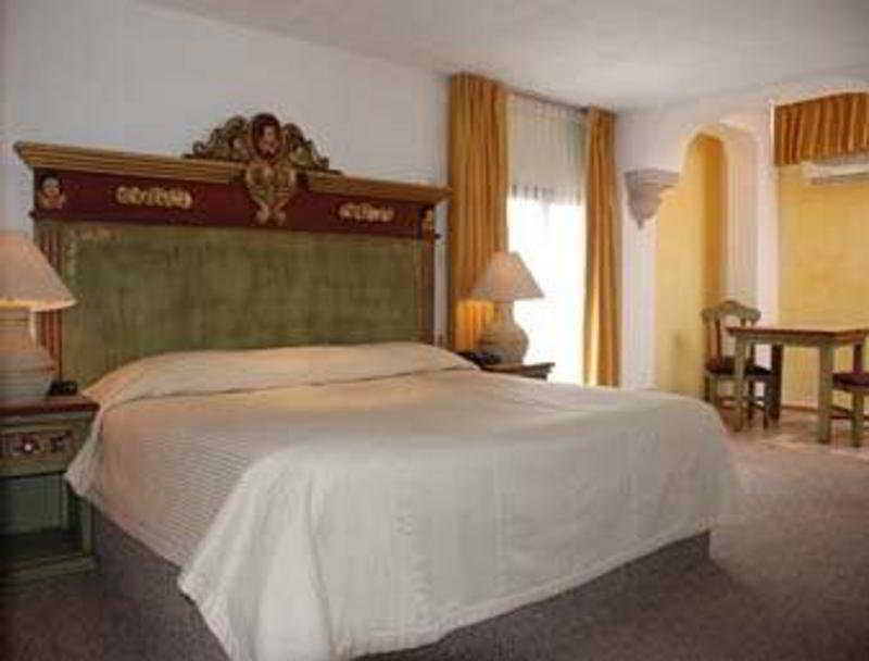 Howard Johnson By Wyndham Morelia Calle Real Phòng bức ảnh